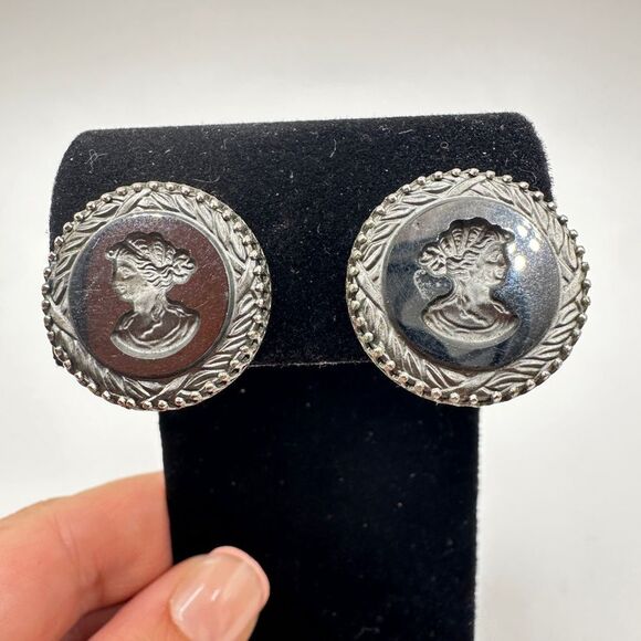 Vintage Whiting and Davis Black Glass Cameo Clip-on Earrings! - Picture 7 of 12